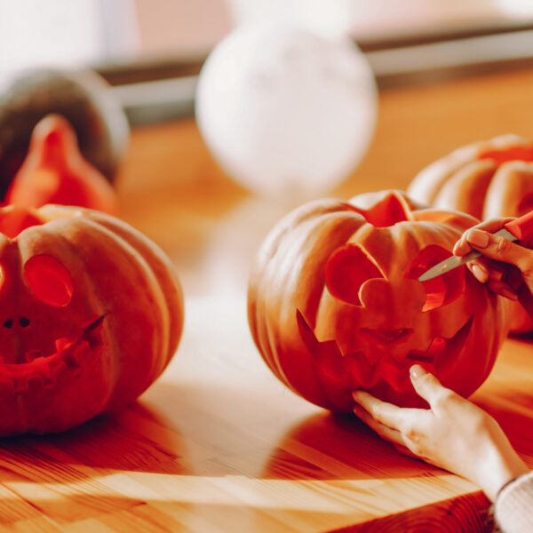 Creatività Autunnale Aggiungi un Tocco di Halloween alla Tua Casetta di Legno con una Zucca Intagliata!